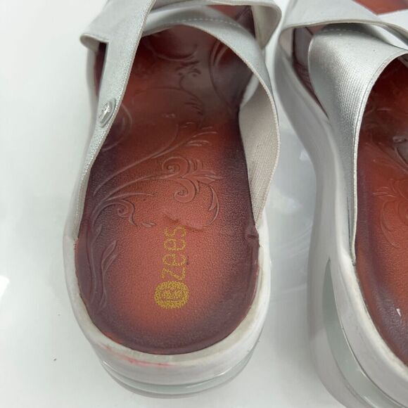 Bzees Women's Desire Sandals 11 Wedge Heel Slip On Silver Textile Casual Comfy - Picture 9 of 14